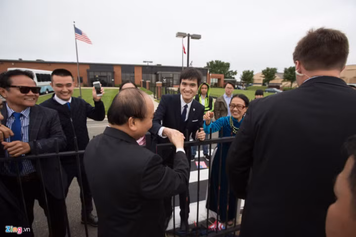 Thủ tướng bắt tay các kiều bào Việt Nam tại Mỹ ra đón tại thủ đô Washington DC.
