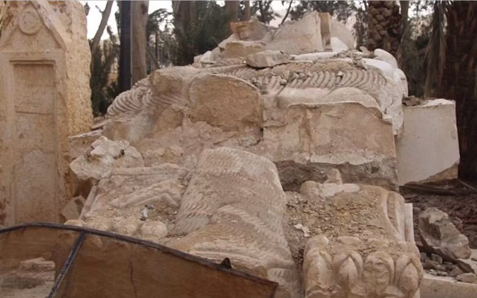 Tượng sư tử Al-Lat 2.000 năm tuổi bị phá hủy trước cổng bảo tàng lịch sử Palmyra hồi tháng 7/2015. Ảnh: DM.