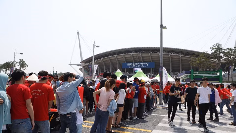 Các cổ động viên Việt Nam xếp hàng vào sân Jeonju World Cup. (Nguồn: Getty Images)