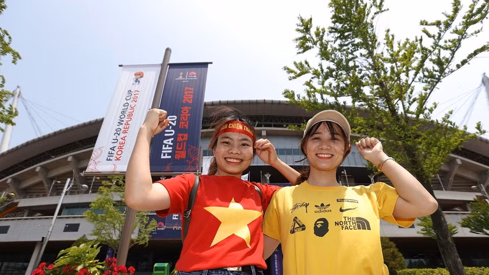 Hai nữ cổ động viên Việt Nam. (Nguồn: Getty Images)