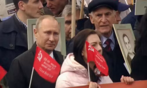 Tổng thống Nga Vladimir Putin tham gia vào cuộc diễu hành "Trung đoàn Bất tử" ở thủ đô Moscow, Nga, ngày 9/5. Ảnh: Sputnik.