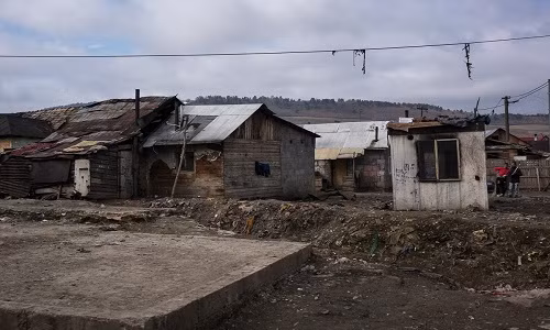 Hàng nghìn người Roma đang sống trong những khu ổ chuột tồi tàn ở Slovakia. Nhiều người dân sống trong khu ổ chuột ở làng Jarovnice phải chịu cảnh không có điện và nước. Ảnh: AJ.