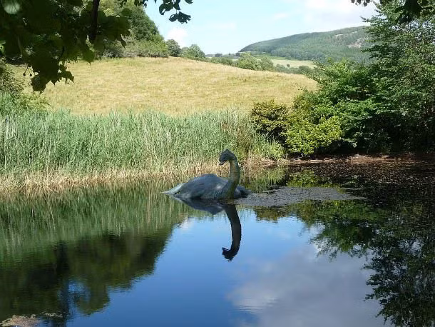 Sự tồn tại của "quái vật hồ Loch Ness" từng được coi là một trong những bí ẩn kinh thiên của nhân loại. Tuy nhiên, nhiếp ảnh gia, người đã chụp bức ảnh gốc được cho là “quái vật Loch Ness”, thừa nhận rằng sinh vật này không có thực và đó chỉ là một trò lừa bịp. Ảnh: List25.