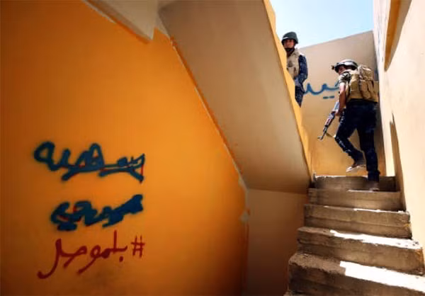 “Cảnh sát Liên bang Iraq bao vây Thành cổ Mosul từ phía nam, lực lượng phản ứng nhanh Iraq từ phía đông trong khi đơn vị chống khủng bố Iraq vây chặt nhóm khủng bố IS từ phía tây và phía bắc”, Rudaw đưa tin. Ảnh: FNA.