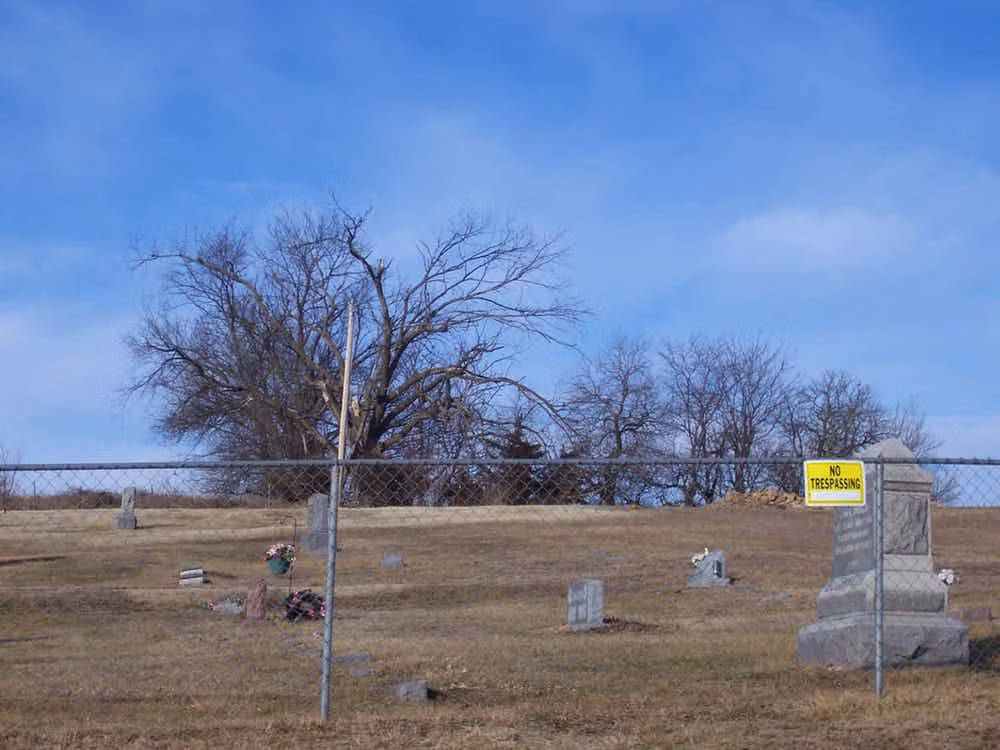 Nghĩa trang Stull ở Kansas (Mỹ) lưu truyền nhiều câu chuyện đáng sợ. Một số người kể rằng, họ nhìn thấy ánh sáng bí ẩn vào ban đêm ở khu nghĩa trang này nhưng đến nay vẫn chưa thể lý giải. Ảnh: The Richest.