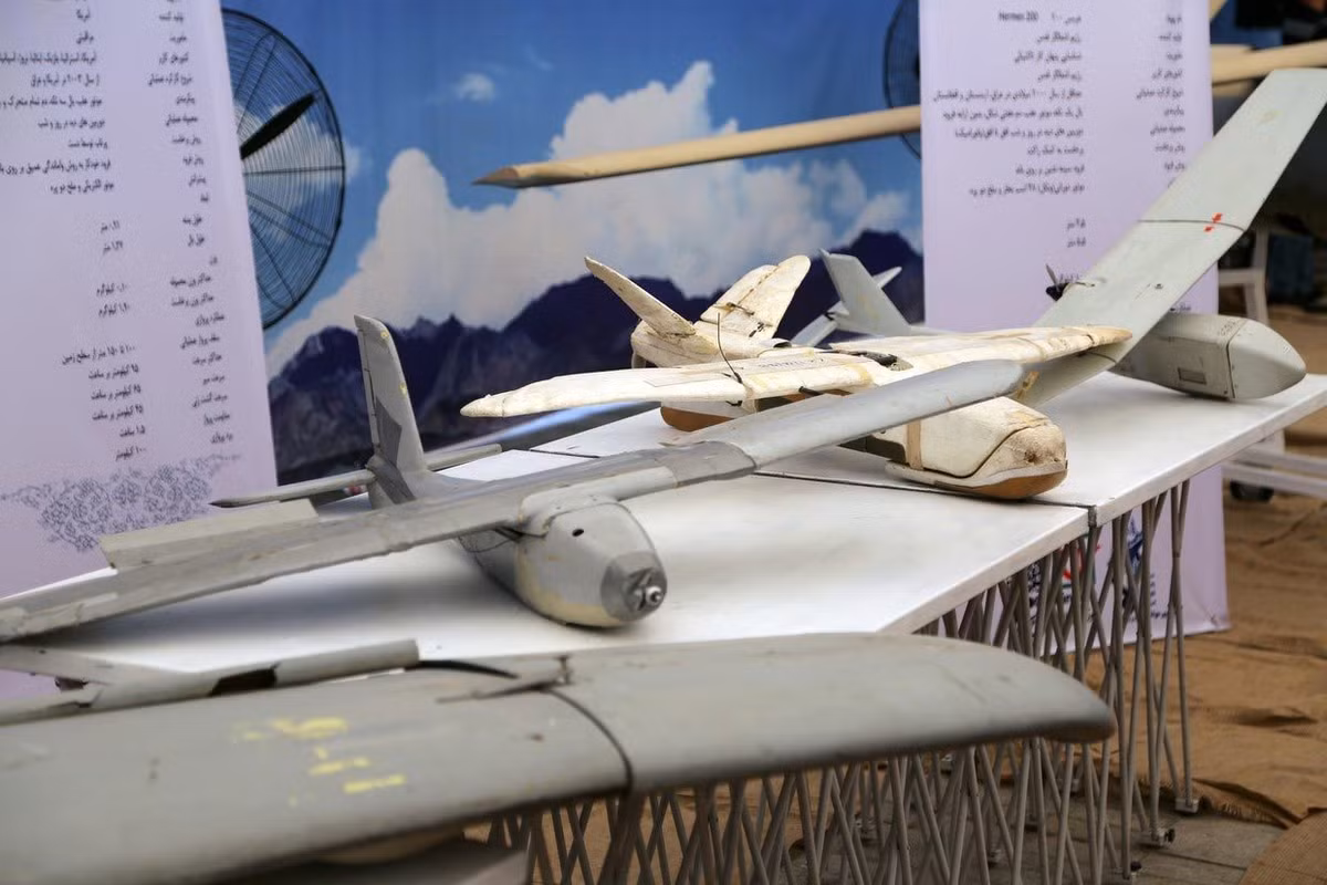 Công chúng tham quan triển lãm cũng có cơ hội được ngắm nhìn các UAV nhỏ hơn. Trong số này có một chiếc máy bay Hermes của Israel, một chiếc RQ-7 Shadow và một chiếc ScanEagle của Mỹ cũng như nhiều UAV do thám hạng nhẹ khác của các nước.