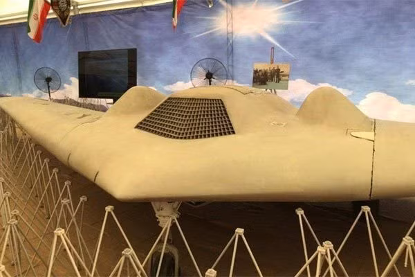 Một điểm thu hút khác của triển lãm là chiếc RQ-170 Sentinel của Mỹ mà Iran đã thu giữ được nguyên vẹn vào năm 2011. Một đơn vị tác chiến điện tử của Iran đã bắn hạ và thâu tóm thành công chiếc UAV này của quân đội Mỹ.