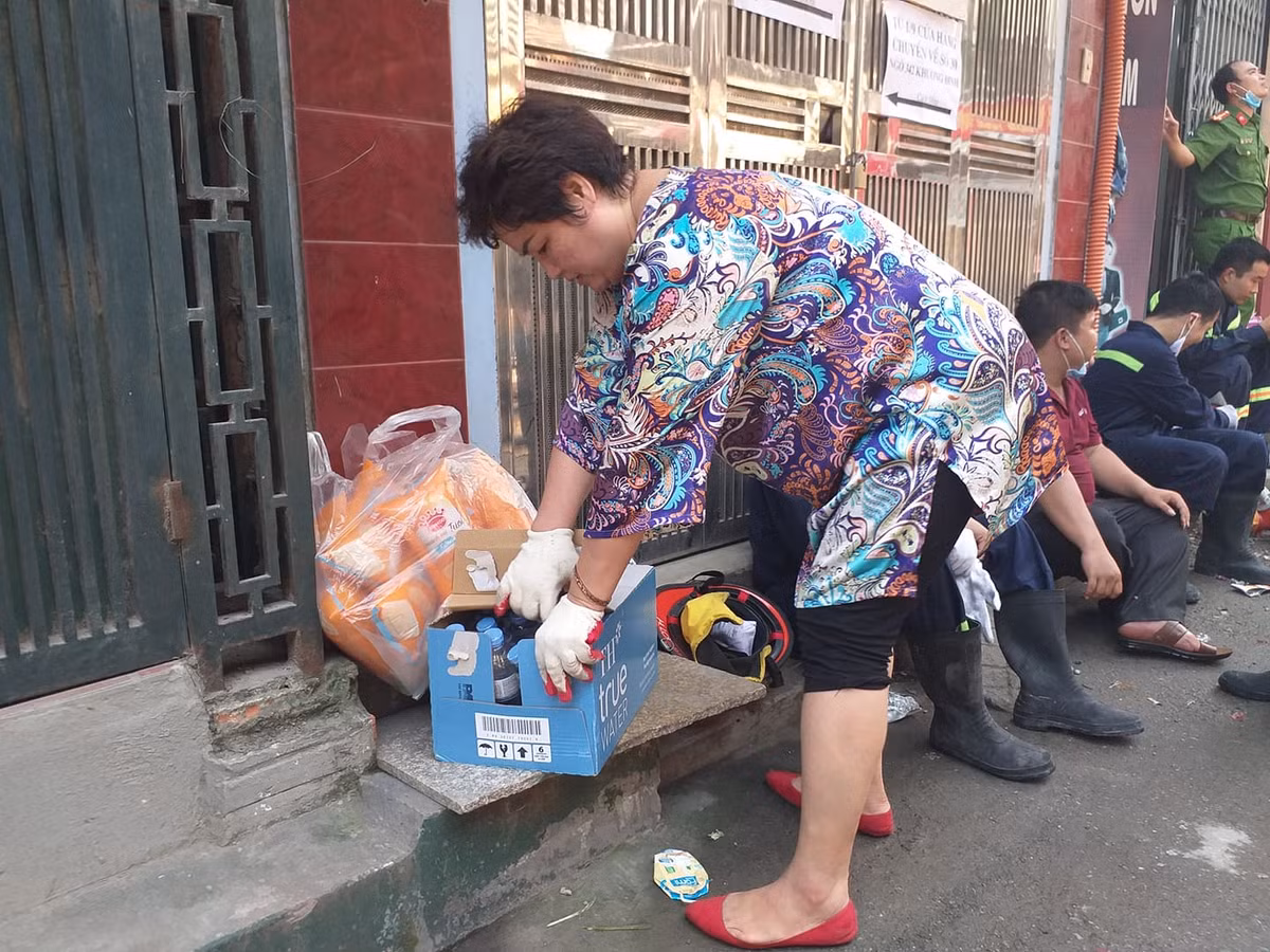 Bà Hà (SN 1967, trú tại số 190 phố Hạ Đình) đã ủng hộ đồ ăn, thức uống và nhiều vật dụng khác cho lực lượng chứng năng làm nhiệm vụ từ tối qua. Bà cho biết, điều đáng mừng trong vụ cháy nhà máy Rạng Đông là sự đoàn kết của cán bộ, chiến sỹ và quần chúng nhân dân.