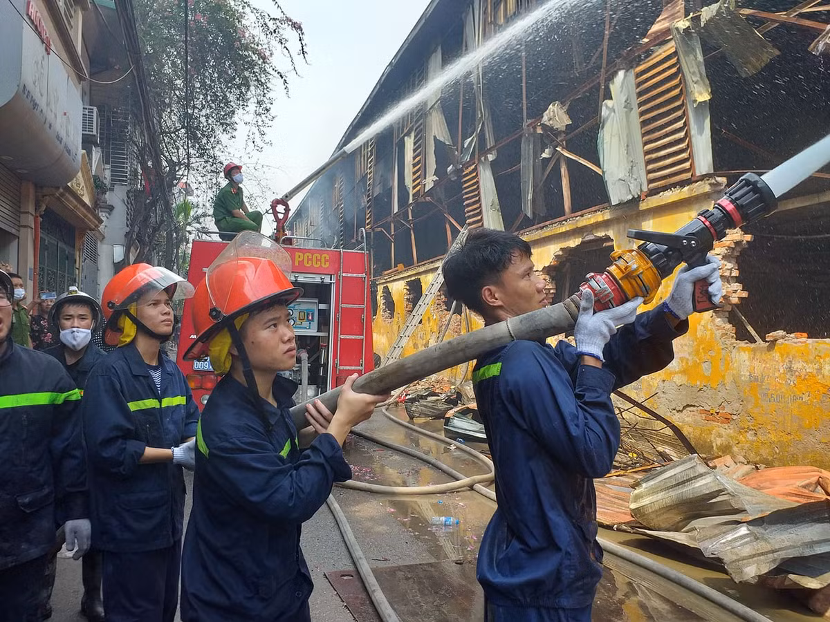 Ông Phạm Trung Hiếu, Trưởng Phòng Cảnh sát PCCC và cứu nạn, cứu hộ (CATP Hà Nội) cho biết vụ cháy nhà máy Rạng Đông không gây thiệt hại về người nhưng về tài sản thì thiệt hại khá lớn. Hầu như diện tích kho bãi của Công ty Cổ phần Bóng đèn Phích nước Rạng Đông bị thiêu rụi.