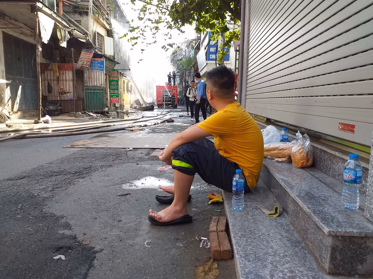 Một chiến sỹ PCCC đang nghỉ ngơi sau một đêm vất vả.