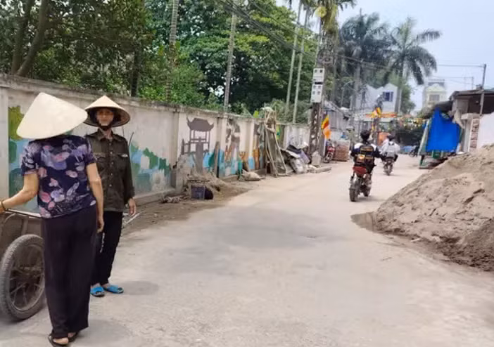 Cũng theo người phụ nữ này, hoàn cảnh gia đình Bích cũng có phần đặc biệt. Bố mẹ bỏ nhau từ khi Bích còn nhỏ. Sống với bố và mẹ kế, không được quan tâm nhiều nên Bích phải nghỉ học khá sớm. "Vài năm trước, Bích phải đi tù vì liên quan đến ma túy. Đến đầu năm 2022 thì được thả. Sau khi ra tù Bích ít khi xuất hiện ở quê nên chúng tôi cũng không biết Bích làm công việc gì. Thời gian gần đây bố của Bích lâm bệnh nặng, không biết lần phạm tội này Bích còn cơ hội để về gặp bố nữa không", người hàng xóm chia sẻ. (Người dân xã Hiệp Thuận bàn tán về vụ việc) 