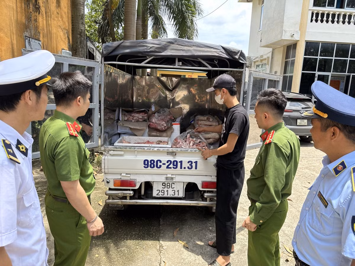 Bac Giang: Phat hien gan 1 tan thuc pham “ban” chuan bi vao KCN