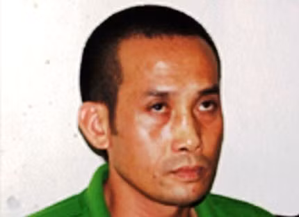 Sau đó, Tuấn đưa máy móc đến khai thác tài nguyên đem bán, nếu các chủ mỏ có thái độ phản ứng liền bị đàn em của Tuấn đến đe dọa, phá máy móc không để làm ăn. Chính vì vậy, mặc dù bức xúc cực độ nhưng ít ai dám lên tiếng nếu biết đó là địa bàn làm ăn của Tuấn “thần đèn”. Thủ đoạn của Tuấn “thần đèn” là ít khi ra mặt hành động, mà chỉ đạo đàn em sẵn sàng vì đại ca mà “vào sinh ra tử”.