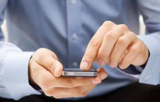 Trong cơn bấn loạn, Trần Thế Bảo chợt nhớ đến một người bạn thân ở huyện Lộc Hà nên đã quyết định chạy đến đây xin tá túc qua đêm. Gia đình người bạn này, khi Bảo bị bắt mới biết sự thật, vì trước đó, đối tượng chỉ nói là bị thương do ngã xe. Trong quá trình tá túc tại đây, biết khó có thể thoát tội nên Trần Thế Bảo đã nhắn tin cho một người bạn thân, kể chuyện vừa gây ra án mạng khiến hai người chết và được người này khuyên ra đầu thú. (Ảnh minh hoạ, nguồn Internet) 