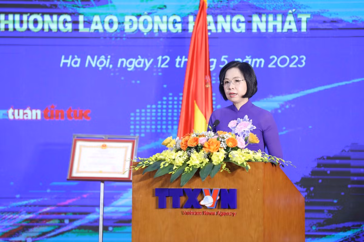 Bao Tin tuc ky niem 40 nam ngay ra so bao dau tien va don nhan Huan chuong Lao dong hang Nhat-Hinh-4