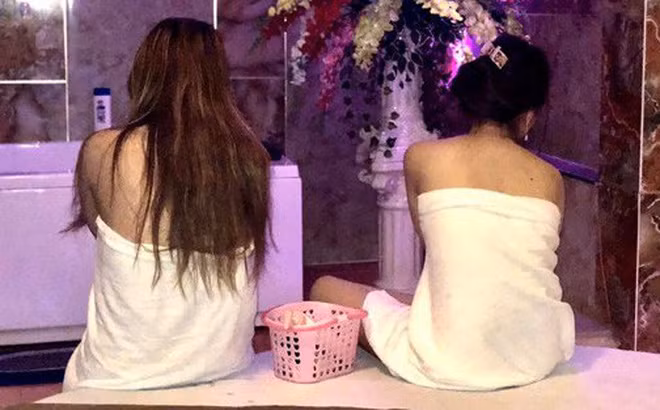 4 cô gái khỏa thân, massage kích dục cho 2 khách 4 co gai khoa than, massage kich duc cho 2 khach