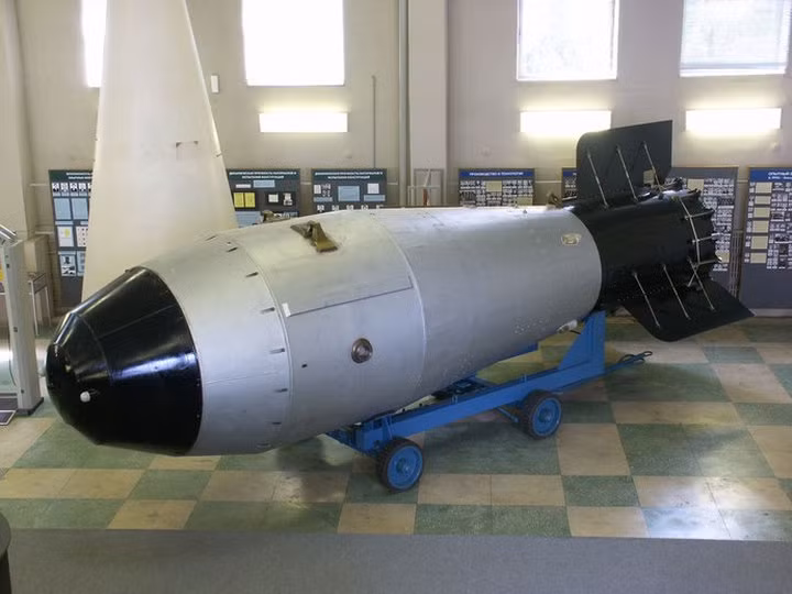 Tsar Bomba được xếp vào dạng bom khinh khí hay là bom hydro, bom H, bom nhiệt hạch. Đây là loại bom có thể giải phóng năng lượng lớn hơn hàng ngàn lần so với bom nguyên tử. Trong loại vũ khí này, bức xạ nhiệt từ vụ nổ phân rã hạt nhân được dùng để nung nóng và nén đầu mang tritium, deuterium, hoặc liti, từ đó xảy ra phản ứng nhiệt hạch với năng lượng được giải thoát lớn hơn rất nhiều. Nguồn ảnh: Wiki