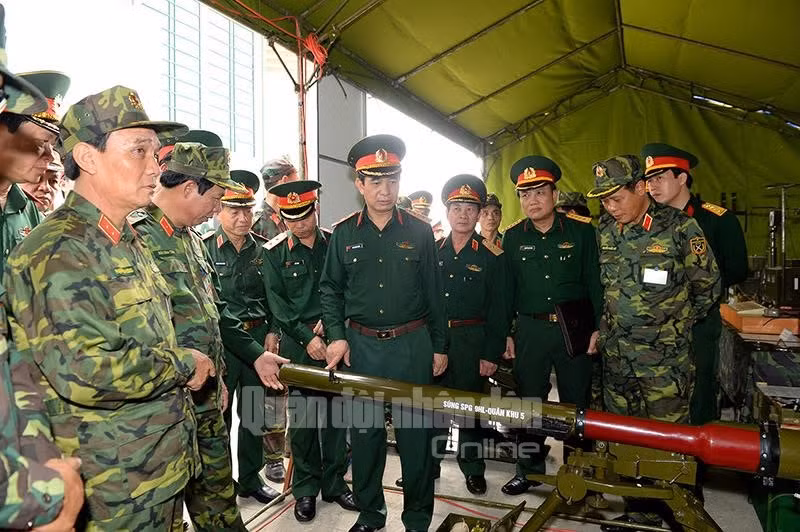 Tham quan mô hình súng SPG-9 phục vụ huấn luyện - sáng kiến của Quân khu 5 tham dự hội thi.