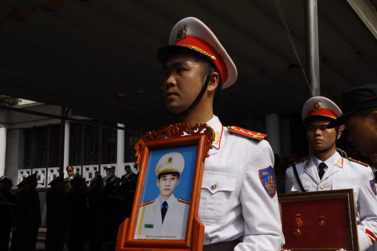 Được biết, linh cữu 3 liệt sĩ được đưa về Đài hoá thân Hoàn Vũ trước khi đưa về nơi an nghỉ cuối cùng.