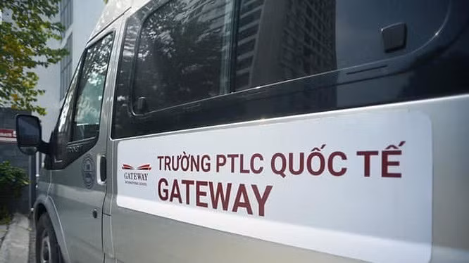 Theo cáo trạng truy tố của Viện KSND cùng cấp, 6h ngày 6/8/2019, tài xế Phiến lái ôtô Ford Transit 16 chỗ mang BKS 29B-069.56 đón bà Quy để đi đón 13 học sinh trường Gateway, trong đó có cháu L.H. L.