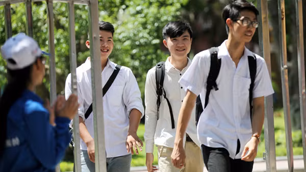 Kết thúc buổi thi sáng, nhiều thí sinh phải dừng thi Ket thuc buoi thi sang, nhieu thi sinh phai dung thi
