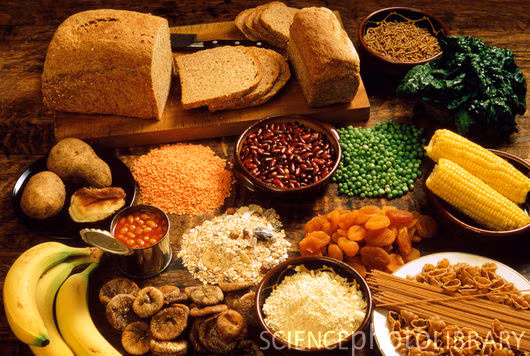 Một số bệnh nhân ung thư bị tiêu chảy khi hóa trị, trong khi số khác bị táo bón. Hãy ăn uống những loại thực phẩm có nhiều chất xơ để hạn chế tình trạng tiêu chảy. Nếu bạn chưa quen ăn một lượng lớn chất xơ, hãy tăng dần theo từng bữa.