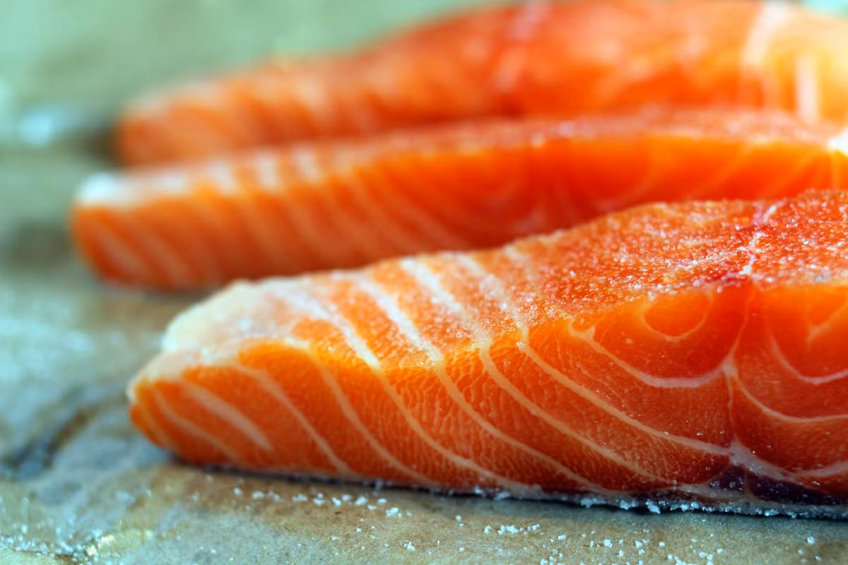 Cá hồi là thực phẩm cải thiện tâm trạng và chống buồn chán rất tốt do nó chứa omega-3..