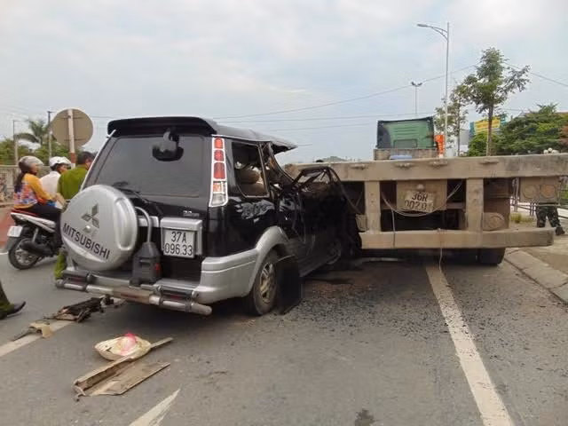 8 nguoi trong gia dinh thuong vong vi tai nan giao thong