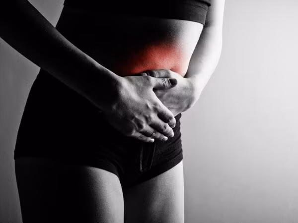 Bất thường đầu tiên là hiện tượng vô kinh thứ phát. Mất cân bằng hormone một cách mãn tính có thể gây ra hiện tượng mất kinh tạm thời.