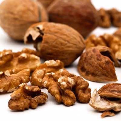 Quả óc chó có chất phytosterol (một chất giống phân tử cholesterol), có tác dụng ngăn chặn sự phát triển của tế bào ung thư vú.
