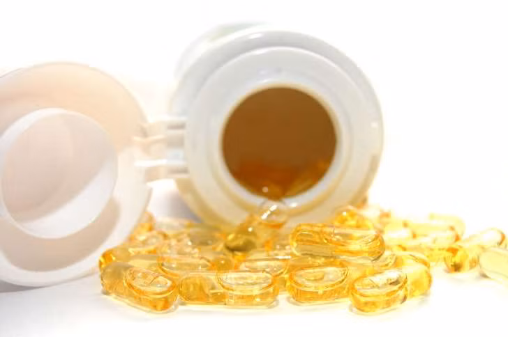 Nhiều nghiên cứu nói rằng nồng độ vitamin D có liên quan tới các bệnh ung thư như đại tràng, tuyến giáp, thận, tử cung, buồng trứng, vú..., tuy nhiên chưa một cuộc thử nghiệm ngẫu nhiên có kiểm soát nào được thực hiện để chứng minh điều này.