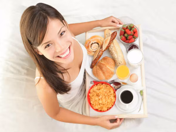 Ăn quá nhanh. Bộ não của bạn cần khoảng 20 phút mới có thể bắt kịp với dạ dày. Điều này có nghĩa là, não của bạn không thể nhận được tín hiệu bạn đã no ngay sau khi dạ dày được lấp đầy thức ăn (và bạn đã kết thúc bữa ăn). Đặc biệt, nếu bạn ăn quá nhanh, sự chênh lệch về thời gian này càng tăng lên.