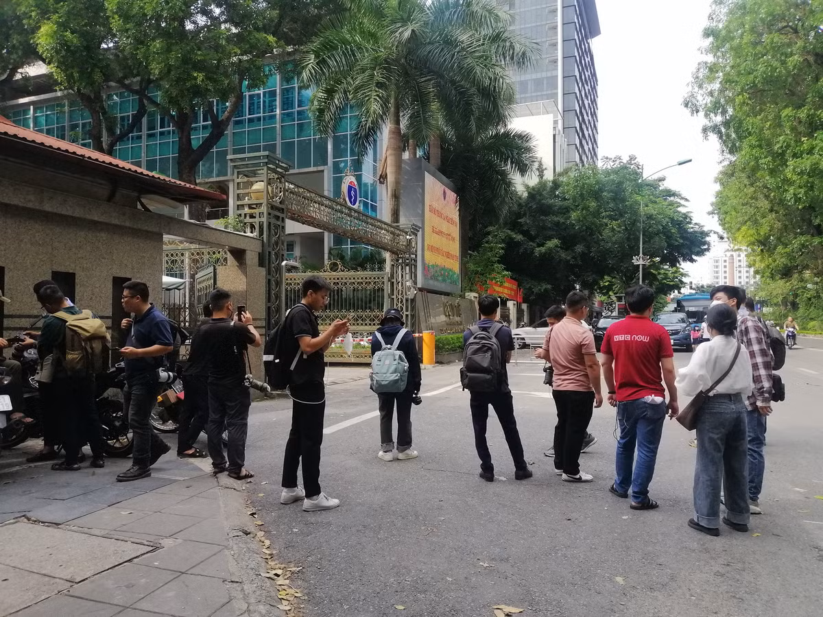 Công an và phóng viên báo chí túc trực ở Bộ Y tế - Hình 2 Cong an va phong vien bao chi tuc truc o Bo Y te-Hinh-2