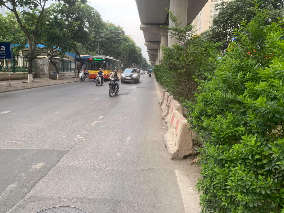 Thậm chí những phiến bê tông sơn vạch đỏ vốn dĩ để bảo đảm ATGT lại bị vứt bừa bãi ngay sát dải phân cách và lòng đường khiến nhiều phương tiện gặp tình huống bất ngờ.