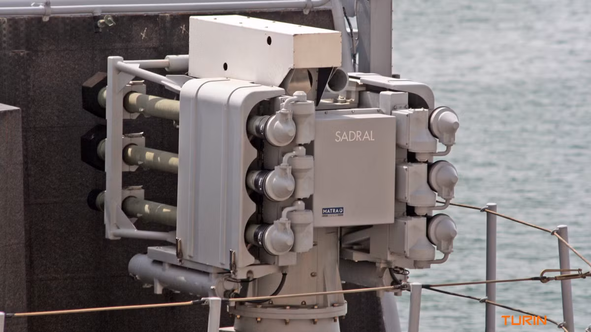 Mistral là tên lửa phòng không vác vai do MBDA phát triển và được ử dụng trên tàu chiến trong các bệ phóng Simbad hoặc Sadral. Dài: 1,86m. Đường kính: 90mm. Trọng lượng: 18,7kg. Tầm bắn: 6km. Tốc độ bay tối đa: 800m/s. Cơ chế dẫn đường: Dẫn đường bằng đầu dò hồng ngoại. Kiểu đầu đạn: nổ mạnh với những mảnh bi tungsten.