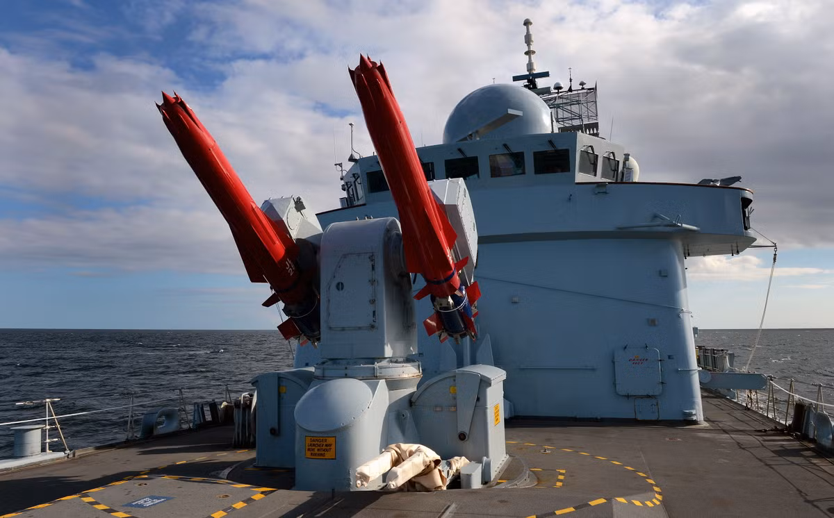Sea Dart hoặc GWS30 là một hệ thống tên lửa phòng không trên tàu của Anh thiết kế bởi Hawker Siddeley Dynamics và chế tạo bởi British Aerospace từ năm 1977. Nó được trang bị cho tàu khu trục Type 42 (Anh và Argentina), tàu khu trục Type 82 và tàu sân bay Invincible của Hải quân Hoàng gia Anh. Sea Dart đã có 9 thành tích bắn hạ mục tiêu trong chiến đấu, trong đó có 6 máy bay, 2 máy bay trực thăng và 1 tên lửa.