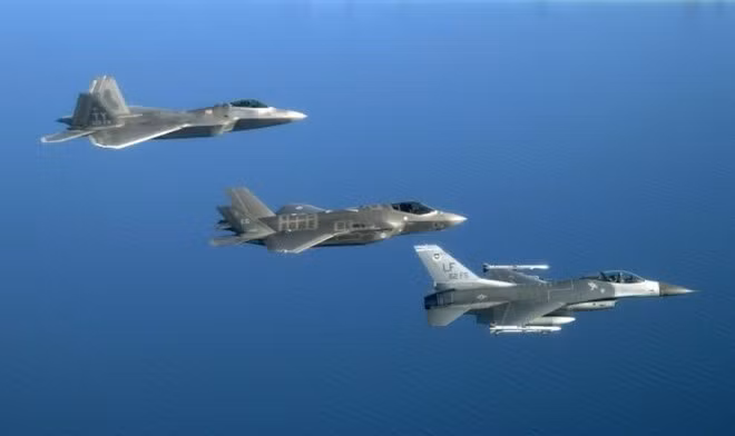 Ngoài ra, Lockheed Martin đang hợp tác với Northrop Grumman phát triển hệ thống liên kết dữ liệu đa chức năng tiên tiến (MADL) cho phép chia sẻ dữ liệu an toàn giữa F-35 với các chiến đấu cơ khác mà không lo ngại bị đối phương đánh chặn hay gây nhiễu thông tin. Ảnh: F35.com