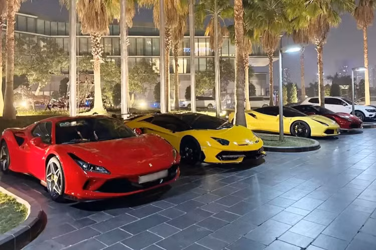Nội bật nhất trong dàn siêu xe tiền tỷ của nhà giàu Hà Nội, chính là sự góp mặt của Ferrari 812 Superfast, mẫu xe này chỉ có đúng 2 chiếc tại Việt Nam. Ngoại thất xe mang màu đỏ, đối lập hoàn toàn với xe còn lại mang màu đen, hiện đang có mặt trong garage xe của "Qua" Vũ.