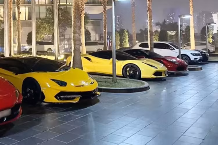 Hiện chưa rõ mức giá lăn bánh dành cho chiếc siêu xe Ferrari 812 Superfast này, chỉ biết rằng, tại thị trường nước ngoài, "siêu ngựa" này có giá khởi điểm 335.275 đô la, tương đương 7,76 tỷ đồng chưa bao gồm các tuỳ chọn, cũng như các mức thuế khác nhau khi nhập về Việt Nam.
