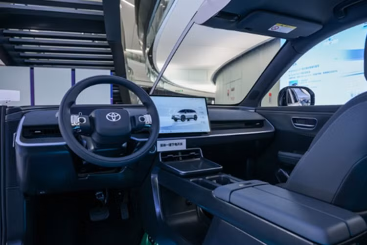 Phong cách trẻ trung tiếp tục được Toyota thể hiện ở bên trong khoang cabin của bZ3X. Ở trung tâm taplo là màn hình giải trí đặt nổi 14,6 inch được trang bị chip Qualcom Snapdragon 8155 có khả năng nhận diện giọng nói.