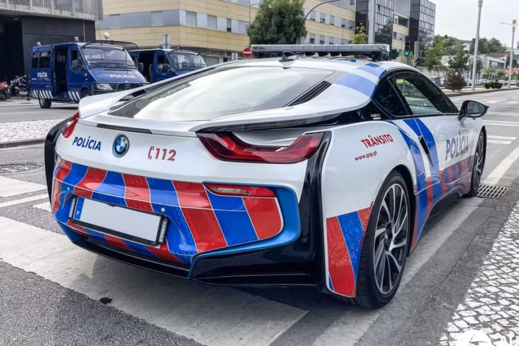 Ngoại hình của chiếc BMW i8 bản cảnh sát PSP vẫn giữ nguyên phong cách quen thuộc với màu sơn trắng, đi kèm các họa tiết sọc đỏ/xanh ở toàn bộ thân xe.