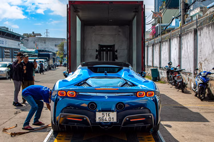 Khi lắp hệ truyền động hybrid, siêu xe mui trần Ferrari SF90 Spider có công suất tối đa 986 mã lực. Với sức mạnh khủng khiếp mình có được, siêu xe mui trần Ferrari SF90 Spider chỉ mất 2,5 giây để đua nước rút từ vị trí xuất phát lên 100 km/h.
