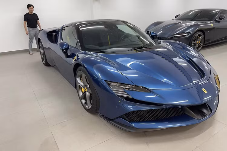 Ferrari SF90 Spider của vợ chồng Đàm Thu Trang được trang bị động cơ V8, dung tích 4.0 lít, tăng áp kép nhưng còn đi kèm thêm 3 mô tơ điện. Đây cũng là chiếc siêu xe mui trần Ferrari thương mại đầu tiên có hệ truyền động plug-in hybrid và hiện là chiếc xe Ferrari có động cơ V8 mạnh nhất thế giới.