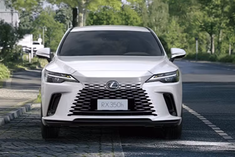 Với việc bổ sung thêm hai phiên bản hybrid, dòng xe sang Lexus RX 2025 sẽ được phân phối chính hãng tại Việt Nam với bốn phiên bản gồm: RX 350 Premium, RX 350h Premium, RX 350h Luxury và RX 500h F Sport Performance.