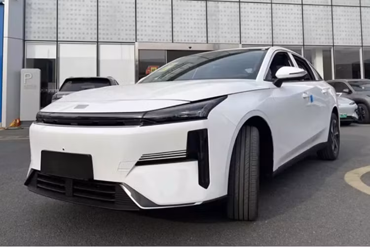 Xe sedan hybrid cắm điện Geely Galaxy L6 EM-i 2025 mới đã đến các đại lý trước khi ra mắt tại Trung Quốc. Chiếc PHEV này đã bắt đầu bán trước vào ngày 17 tháng 1 với mức giá từ 92.800 – 119.800 nhân dân tệ, hay 12.650 – 16.350 USD, khoảng 306 triệu đến 395 triệu đồng.