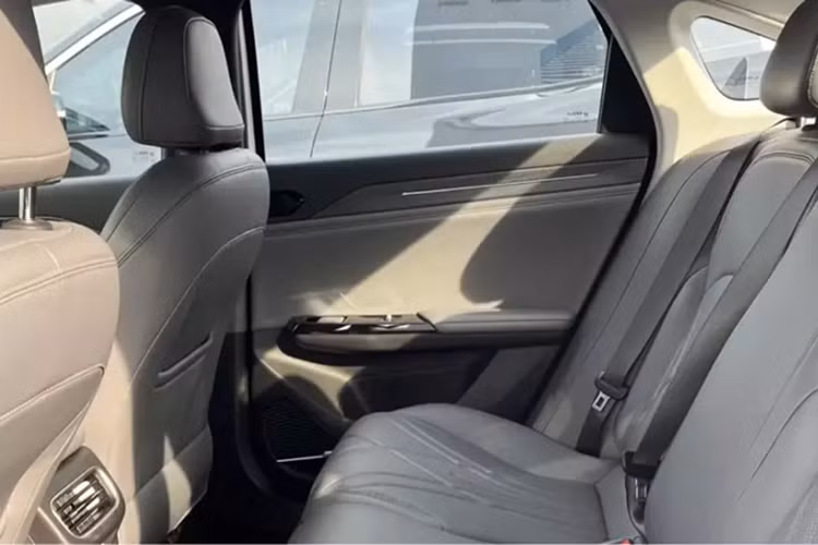 Bên trong, Geely Galaxy L6 EM-i có màn hình 14,6 inch lớn theo chiều ngang thay thế cho màn hình theo chiều dọc của mẫu xe trước. Một điểm nhấn khác của xe là đế sạc điện thoại không dây 50 W và vô lăng hai chấu được cập nhật với cần số gắn phía sau. L6 EM-i cung cấp hai tông màu nội thất mới: đen và nâu.