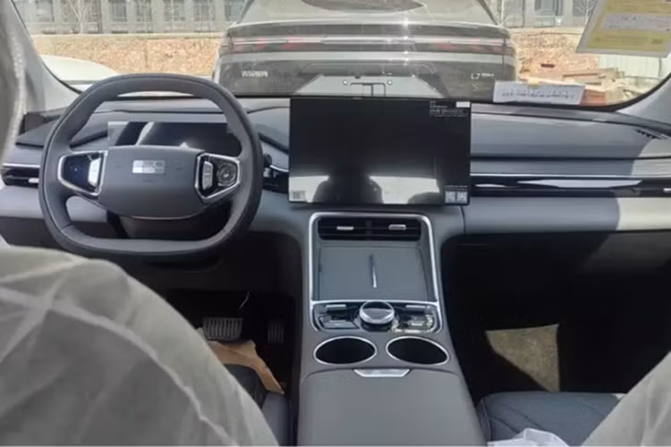 Quay trở lại năm 2023, L6 đã trở thành mẫu xe thứ hai của Geely Galaxy. Tổng doanh số bán ra của mẫu xe sedan này cho đến nay đã đạt 74.278 xe. Hiện tại, phiên bản nâng cấp của Geely Galaxy L6 đã có mặt tại các đại lý trên khắp Trung Quốc. Geely Galaxy L6 EM-i bắt đầu có mặt tại các đại lý trên khắp Trung Quốc.