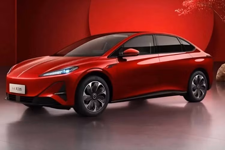  Hongqi Tiangong 05 2025 mới là mẫu xe thứ hai của Tiangong – thương hiệu phụ của Hongqi chuyên về các mẫu xe hạng sang. Trước đó, hãng này cũng đã ra mắt mẫu SUV Tiangong 08. Thiết kế của Tiangong 05 kế thừa từ mẫu xe ý tưởng Hongqi E009, sử dụng khung gầm của Tiangong dành riêng cho xe thuần điện.