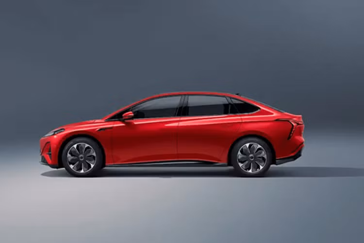 Nhìn từ bên hông, mẫu xe sedan điện Tiangong 05 có kiểu dáng fastback thể thao, đi kèm bộ mâm 18 inch thiết kế hình bông hoa 7 cánh. Phía sau được trang bị cụm đèn hậu hình chữ “Y”. Xe có chiều dài, chiều rộng và chiều cao lần lượt là 4820/1915/1480mm, với chiều dài cơ sở 2900mm; và 2 mức trọng lượng không tải: 1.890kg và 2.018kg.