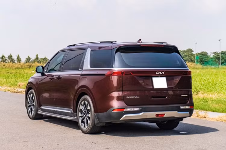 Xe có cấu hình 7 chỗ ngồi với 2 ghế loại thương gia cùng các tiện ích nổi bật như: cặp màn hình 12,3 inch, kết nối Apple CarPlay, Android Auto, điều hoà tự động 3 vùng, âm thanh 12 loa Bose, 2 cửa sổ trời lớn... Bản Signature này cũng sở hữu gói hỗ trợ lái an toàn ADAS và camera 360 độ.
